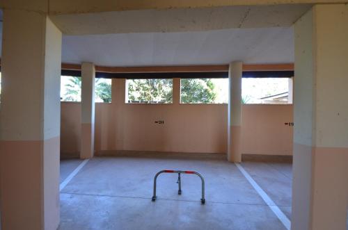 une pièce vide avec un portant au milieu dans l'établissement Apartamentos Solmares, à Isla Canela