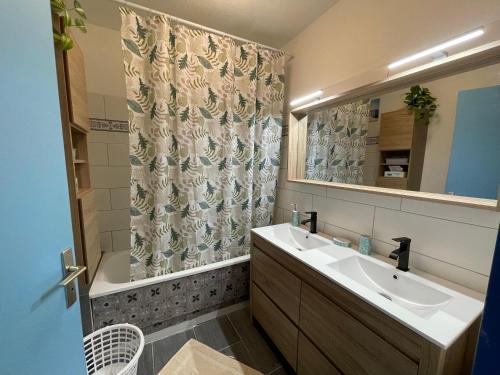 une salle de bain avec un lavabo, une baignoire et une douche dans l'établissement Maison au soleil, à Banyuls-sur-Mer