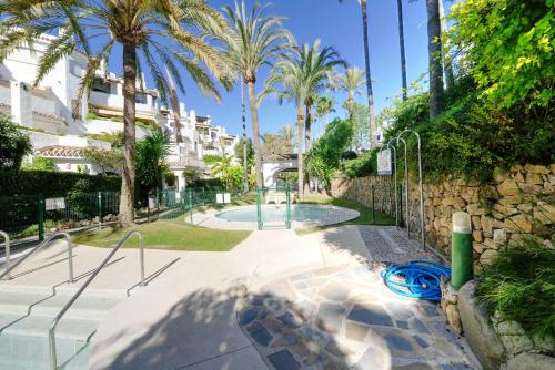 1104 First Line Beach Apartment golden Beach pool