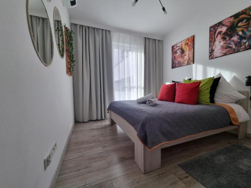 Postel nebo postele na pokoji v ubytování Q Apart Gold- 3 pokojowy klimatyzowany apartament przy Manufakturze z garażem Gratis, FV