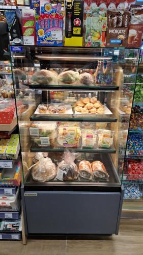 a display case in a store filled with lots of pastries at APARTAMENT JARACZA 28/10 in Słupsk