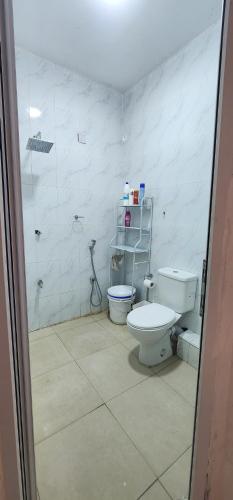 uma casa de banho com um WC e um chuveiro em Smiler's comfort em Mombasa