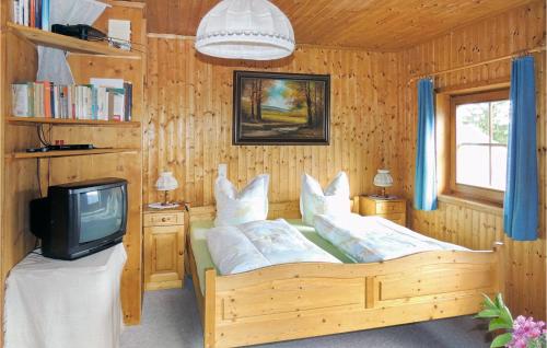 Postelja oz. postelje v sobi nastanitve Stunning Home In Untertilliach With 2 Bedrooms And Wifi