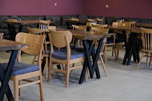 Atlas Otel في أرزروم: صف من الطاولات والكراسي الخشبية في المطعم
