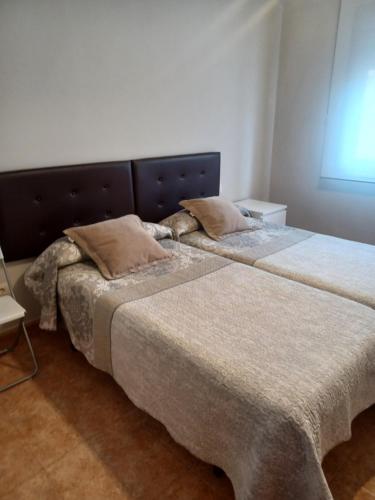 Duas camas sentadas uma ao lado da outra num quarto em Aranaz bardenas em Cadreita