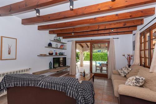 ein Wohnzimmer mit einem Sofa und einem Kamin in der Unterkunft Villa Cuxach Mateu in Pollença