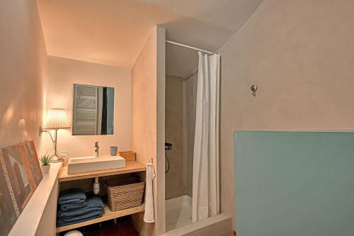 une salle de bain avec un lavabo et une douche dans l'établissement Le Luminux - CENTRE-Ville d'AVIGNON - WIFI, à Avignon