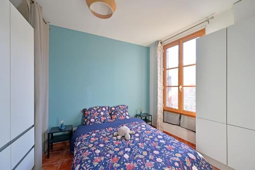 une chambre avec un lit avec un ours en peluche dessus dans l'établissement Le Luminux - CENTRE-Ville d'AVIGNON - WIFI, à Avignon