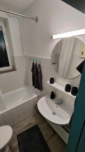a bathroom with a sink and a mirror and a tub at Ferienwohnung-Monteurwohnung BERTA, 3 Personen in Kleve, zentrale Lage in Kleve