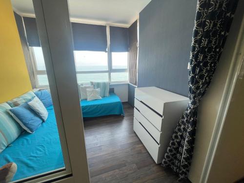 ein kleines Schlafzimmer mit einem Bett und einem Spiegel in der Unterkunft Apartment Marina in Pomorie