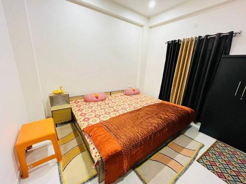 Raj Homestay Kashi tesisinde bir odada yatak veya yataklar