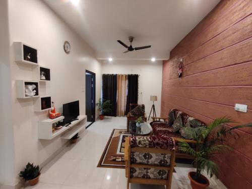 ein Wohnzimmer mit einem Sofa und einem TV in der Unterkunft Raj Homestay Kashi in Varanasi