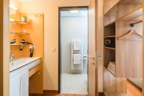 ein kleines Badezimmer mit Waschbecken und Toilette in der Unterkunft Hotel Neumarkt in Berg bei Neumarkt