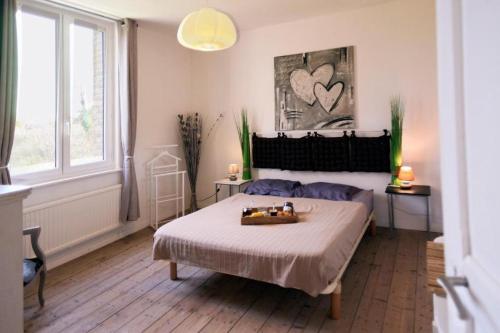 une chambre avec un lit et une grande fenêtre dans l'établissement Gites Au ChAtÔ et la Paillote en baie de somme, à Quend