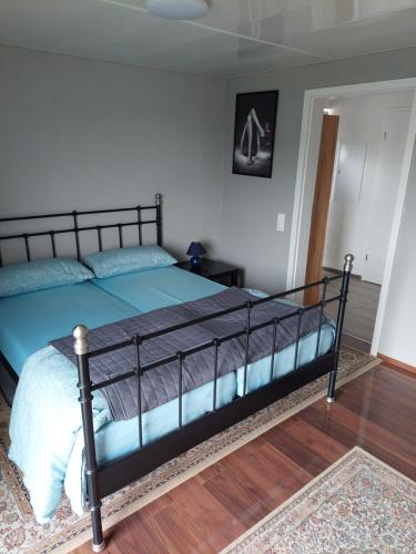 um quarto com uma cama com um edredão azul em Erlgrund em Erfurt