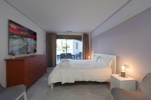 2033 modern 3 Bed large Terrace with sun loungers