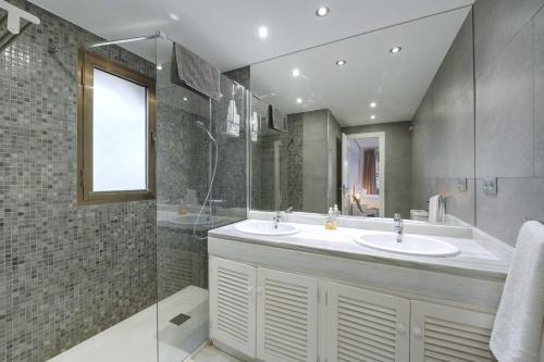 2033 modern 3 Bed large Terrace with sun loungers