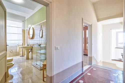 La salle de bains est pourvue d'un lavabo et de toilettes. dans l'établissement Casa delle Rose - Together in Tuscany, à Cortone