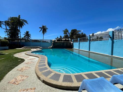 ArgaoにあるArgao Seabreeze Hotel powered by Cocotelのリゾート内の青い水のスイミングプール