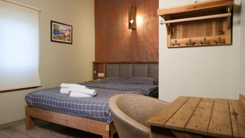 - une chambre avec 2 lits et des serviettes dans l'établissement Second Home Suites, à Istanbul