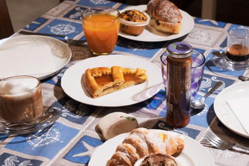 uma mesa coberta com pratos de pastelaria e bebidas em Mare DiVino em Porto Recanati