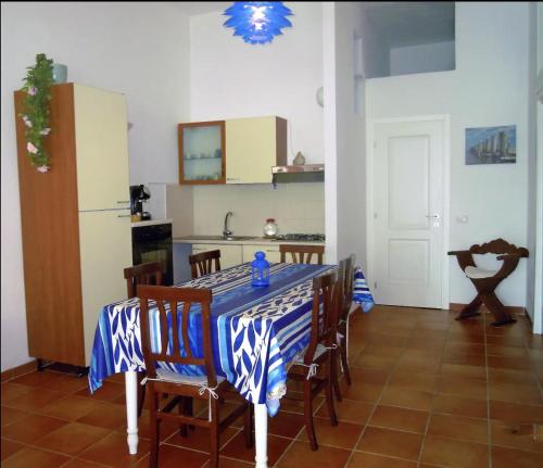 パラーウにあるMaisonette Asfodeloのキッチン(テーブル、青と白のテーブルクロス付)