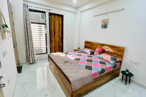 1 dormitorio con 1 cama grande en una habitación en Compact & Cozy 2BHK@GolfCourseRoad, en Gurgaon