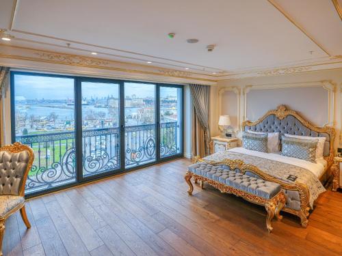 Dekalb Hotel في إسطنبول: غرفة نوم مع سرير مزدوج كبير وشرفة