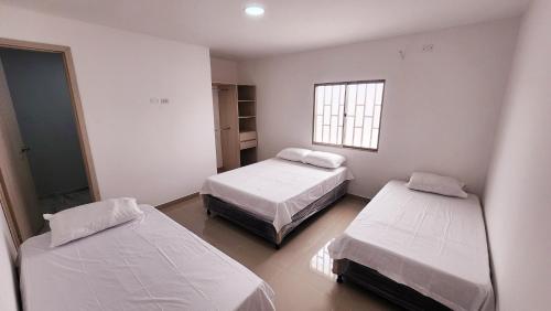 um quarto com duas camas e uma janela em Casa Hotel Hefziba em Barranquilla