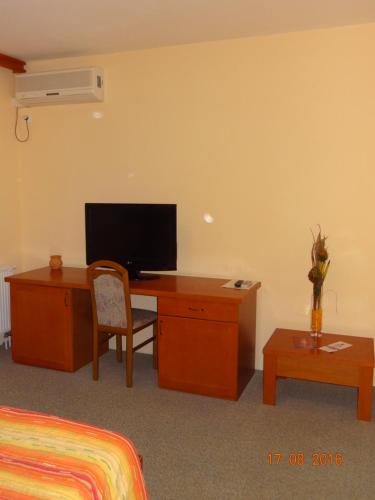 Televízia a/alebo spoločenská miestnosť v ubytovaní Piroš čizma