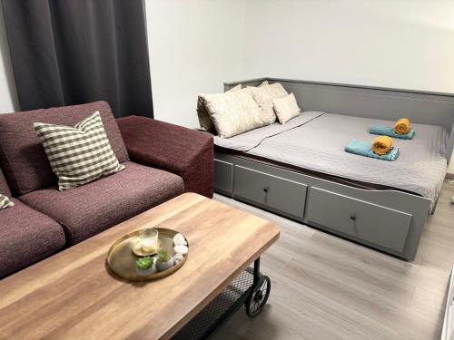 ein kleines Wohnzimmer mit einem Sofa und einem Tisch in der Unterkunft Doneto, apartment in private house in Rijeka