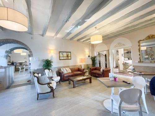 a living room with a couch and a table at La Bergamina Hotel & Restaurant in Arcore