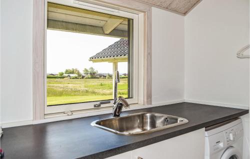 una cucina con lavandino e finestra di Nice Home In Slagelse With Kitchen a Slagelse