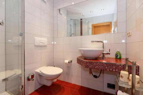 キュールングスボルンにあるYachthafenresidenz-Wohnung-9303-887のバスルーム(洗面台、トイレ、鏡付)