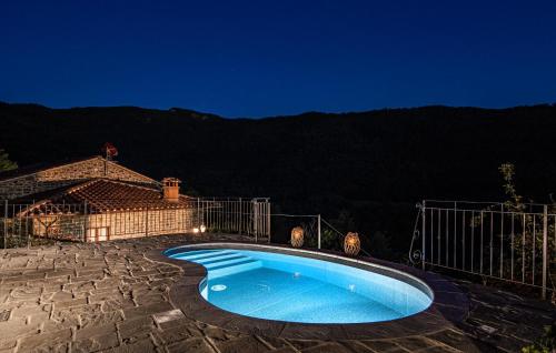 uma piscina num quintal à noite em Amazing Home In Pian Del Ponte With Wi-fi em Serravalle