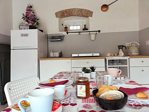 una cocina con una mesa con comida. en Casa Laura en Magliano Alfieri