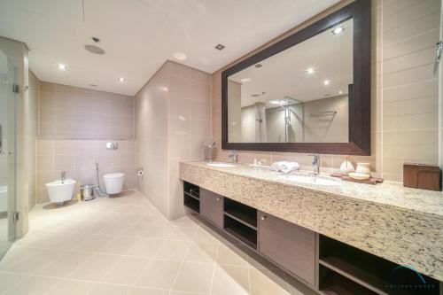 Koupelna v ubytování Tropical 1BR at Royal Amwaj Residences North Palm Jumeirah by Deluxe Holiday Homes
