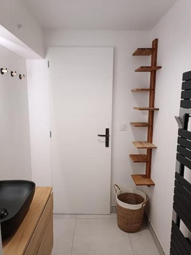 baño con lavabo negro y escalera de madera en Maison de centre-ville Ars en Ré, en Ars-en-Ré