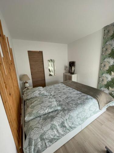 1 dormitorio con 1 cama grande en una habitación en En Provence chez Valérie en Cavaillon