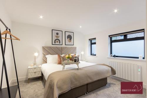 um quarto branco com uma cama e uma janela em Wokingham - 2 Bedroom - Refurbished 1st Floor Flat em Wokingham