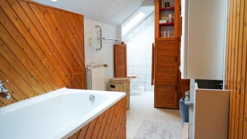a bathroom with a white sink and wooden walls at Ruhige Monteurunterkunft in Oldenburg - Nähe Klinikum & Märkte in Oldenburg