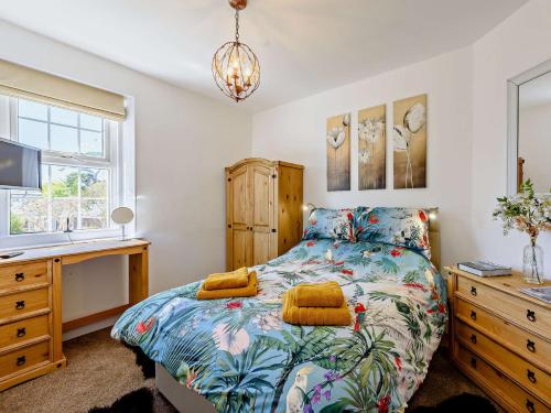 Schlafzimmer mit einem Bett, einem Schreibtisch und einem TV in der Unterkunft 3 Bed in Aldwick 83115 in Bognor Regis