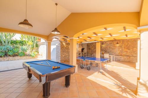 una sala de billar con 2 mesas de ping pong en Villa Florença by Algarve Vacation, en Albufeira