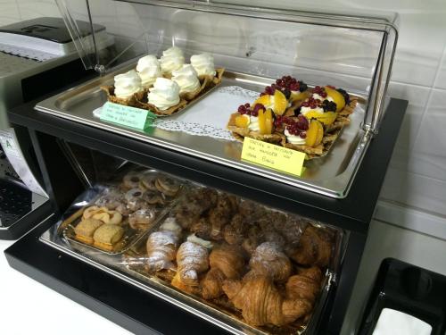Makanan di atau berdekatan rumah tamu ini