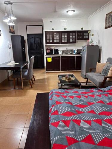 Η κουζίνα ή μικρή κουζίνα στο Spacious Condo in Q.C. w/ wifi,near SM North