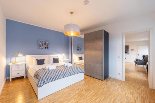 a bedroom with a bed and a desk and a chair at Elflein Quartier in Potsdam