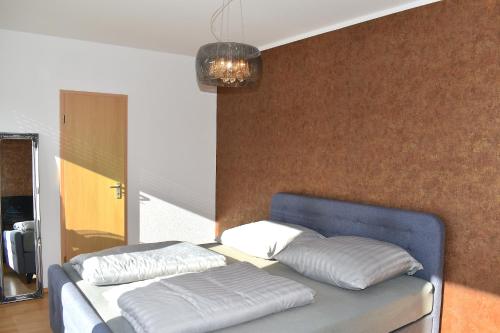 un letto con due cuscini sopra in una stanza di City-Dach-Apartment mit Loggia - Balkon - Kamin a Cottbus