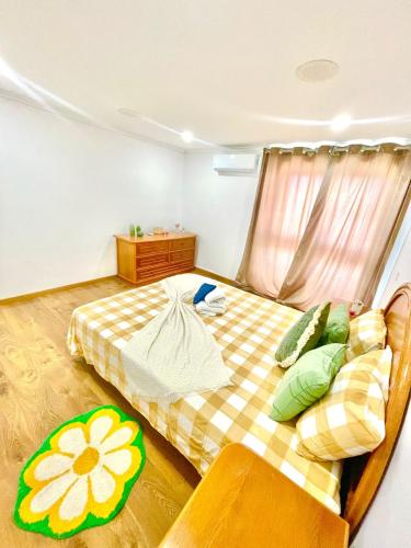 a bedroom with two beds and a couch at Flat Luxuoso Praia da Oura in Albufeira