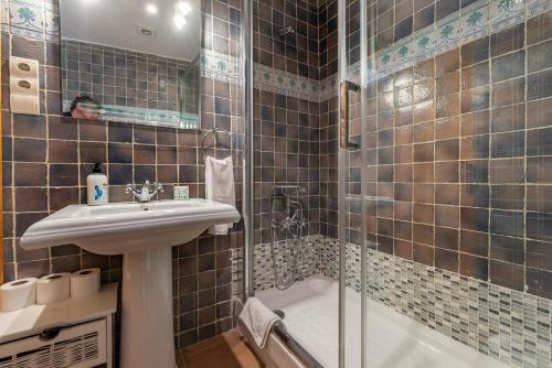 y baño con lavabo y ducha. en Bettatur Apartament Ripoll, en Tarragona