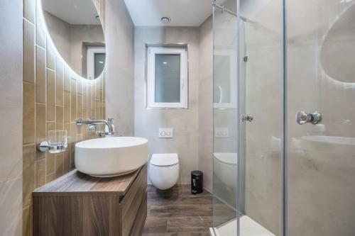 y baño con lavabo y ducha acristalada. en Brand new home close to all amenities. An exceptionally chic get-away!, en Taʼ Xbiex